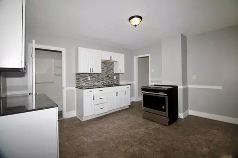 Entry Way - 129 Catharine St, Springfield, MA 01109 photo 1 of 3