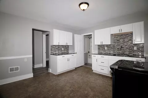 Entry Way - 129 Catharine St, Springfield, MA 01109 photo 2 of 3