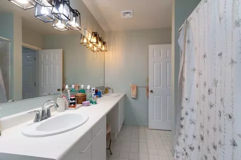 Bath - 770 Salisbury St #511, Worcester, MA 01609 photo 2 of 5