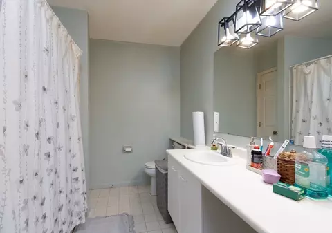 Bath - 770 Salisbury St #511, Worcester, MA 01609 photo 1 of 5