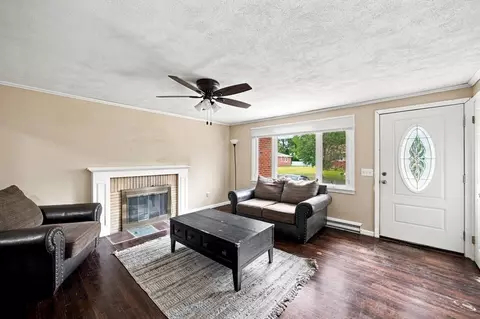 Living - 63 Martel Rd, Springfield, MA 01119 photo 3 of 4