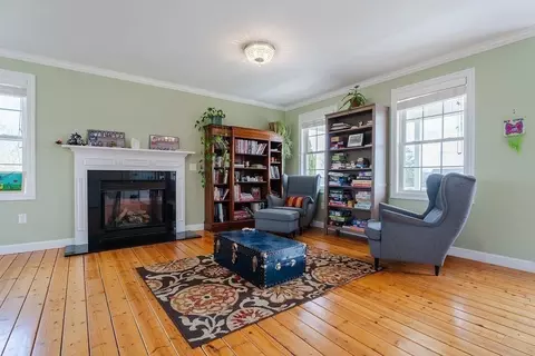 Living - 9 White Rd, Mendon, MA 01756 photo 2 of 5