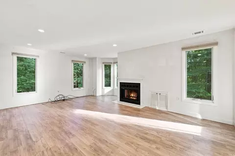 Living - 770 Salisbury #322, Worcester, MA 01609 photo 4 of 6