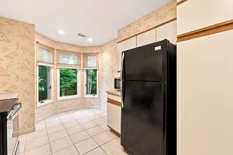 Kitchen - 770 Salisbury #322, Worcester, MA 01609 photo 4 of 5
