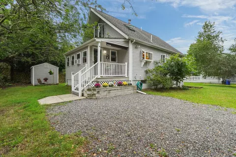 4 Melbourne Dr, Narragansett, RI 02882