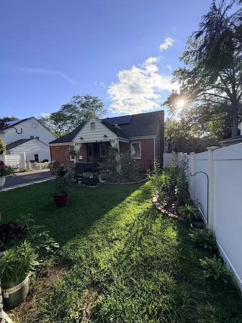 Exterior - 169 Roosevelt Ave, Springfield, MA 01118 photo 6 of 10