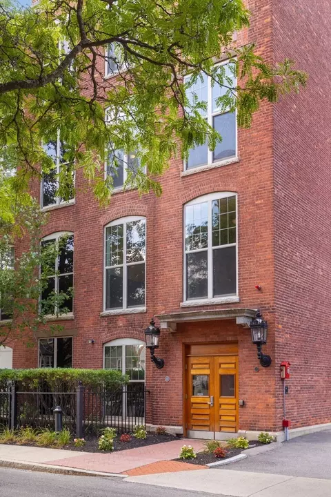 11 Lake St #111, Wakefield, MA 01880