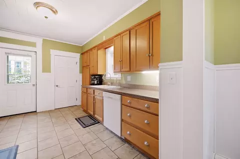 Kitchen - 209 Green St, Gardner, MA 01440 photo 4 of 5