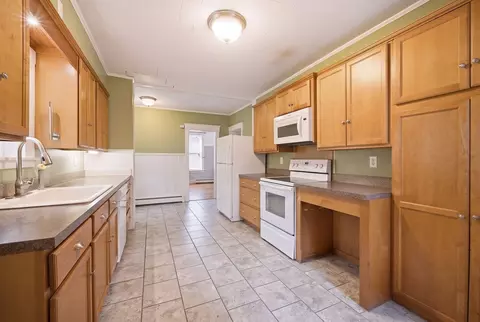 Kitchen - 209 Green St, Gardner, MA 01440 photo 2 of 5
