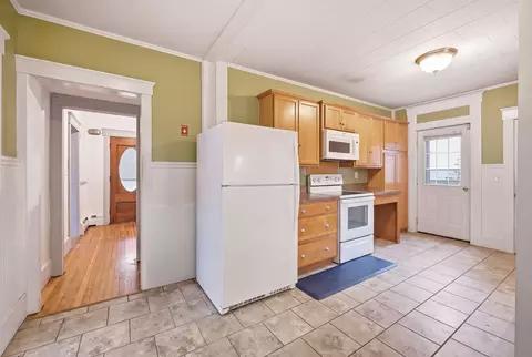 Entry Way - 209 Green St, Gardner, MA 01440 photo 3 of 6