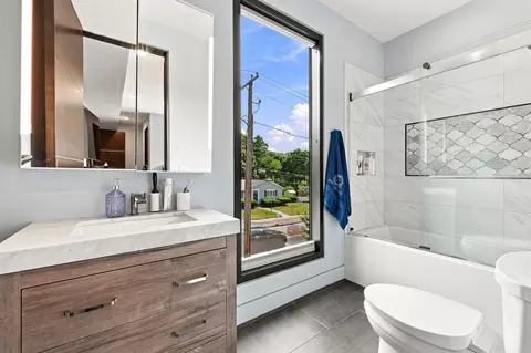 Bath - 61 Walnut St, Saugus, MA 01906 photo 3 of 6