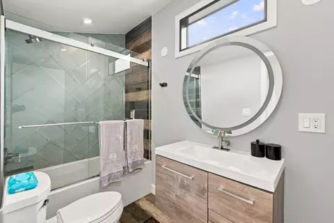 Bath - 61 Walnut St, Saugus, MA 01906 photo 5 of 6