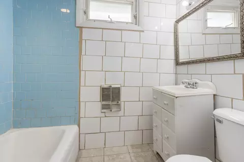 Bath - 381 Pine St, Fall River, MA 02720 photo 3 of 4