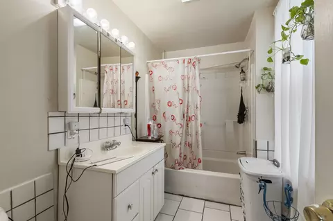 Bath - 381 Pine St, Fall River, MA 02720 photo 2 of 4