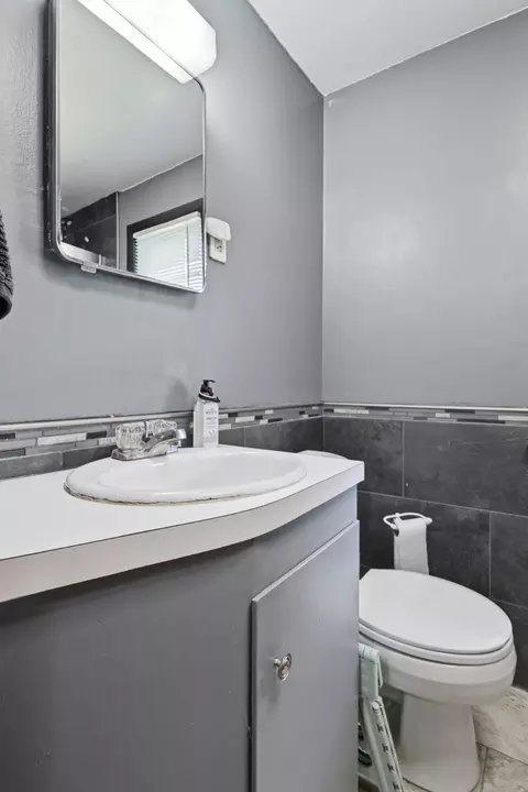 Bath - 42 N Brook Rd, Springfield, MA 01119 photo 3 of 4