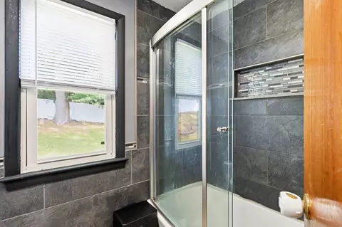 Bath - 42 N Brook Rd, Springfield, MA 01119 photo 2 of 4