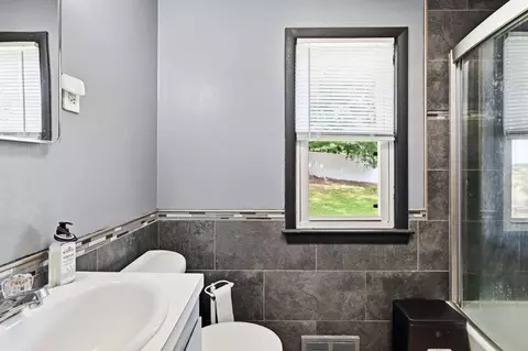 Bath - 42 N Brook Rd, Springfield, MA 01119 photo 1 of 4