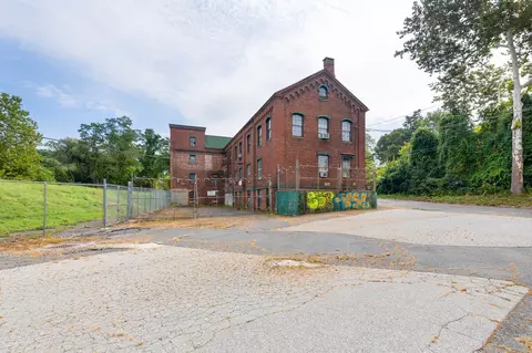 Exterior - 35 Lower Grape St, Chicopee, MA 01020 photo 3 of 9