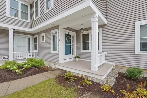 4 Oak Ct #4, Rockland, MA 02370