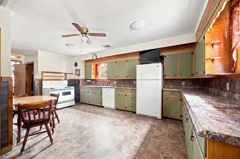 55 Park Ave, Ware, MA 01082 photo 3