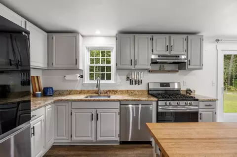 Kitchen - 34 Commodore Ln, Marstons Mills, MA 02648 photo 4 of 4