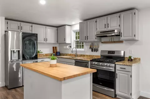 Kitchen - 34 Commodore Ln, Marstons Mills, MA 02648 photo 2 of 4