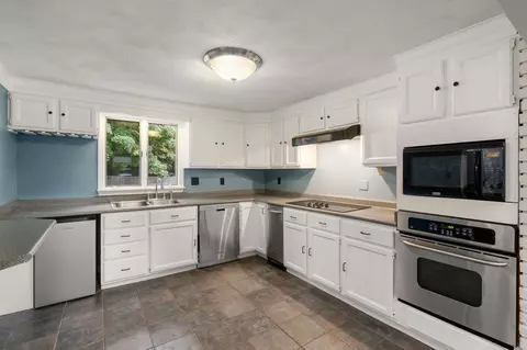 Kitchen - 11 Munroe Dr, Plainville, MA 02762 photo 1 of 3