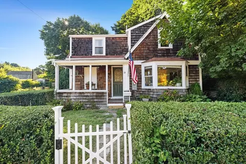 77 South St, Plymouth, MA 02360