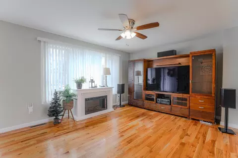 Living - 122 Ambrose St, Springfield, MA 01109 photo 3 of 7