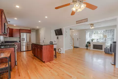 Entry Way - 122 Ambrose St, Springfield, MA 01109 photo 1 of 1