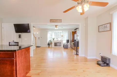 Living - 122 Ambrose St, Springfield, MA 01109 photo 7 of 7