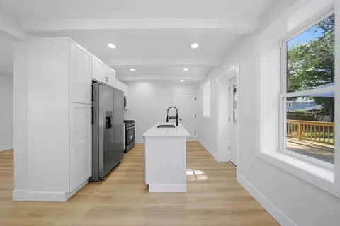 Entry Way - 31 Chippewa Dr, Buzzards Bay, MA 02532 photo 1 of 4