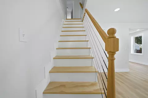 Entry Way - 31 Chippewa Dr, Buzzards Bay, MA 02532 photo 2 of 4