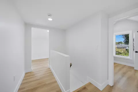 Entry Way - 31 Chippewa Dr, Buzzards Bay, MA 02532 photo 3 of 4