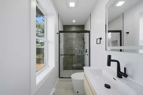 Bath - 31 Chippewa Dr, Buzzards Bay, MA 02532 photo 2 of 4