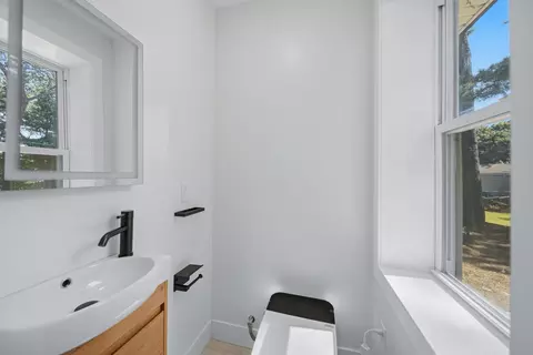 Bath - 31 Chippewa Dr, Buzzards Bay, MA 02532 photo 1 of 4