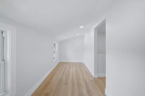 Entry Way - 31 Chippewa Dr, Buzzards Bay, MA 02532 photo 4 of 4