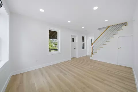 Living - 31 Chippewa Dr, Buzzards Bay, MA 02532 photo 1 of 3