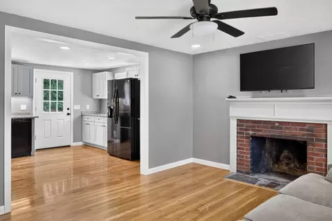 Living - 52 Willimantic Dr, Marstons Mills, MA 02648 photo 4 of 6