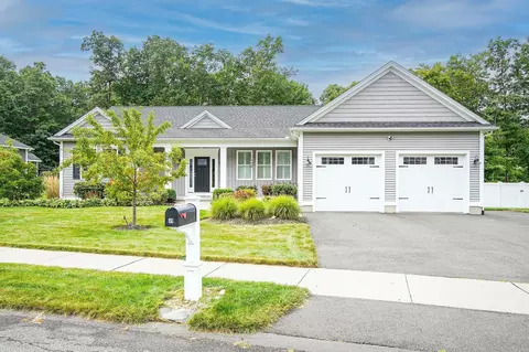 49 Magnolia Ln, Belchertown, MA 01007