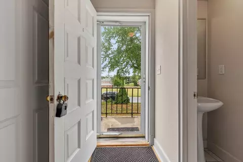 Entry Way - 5 Walnut #5A, Devens, MA 01434 photo 1 of 4