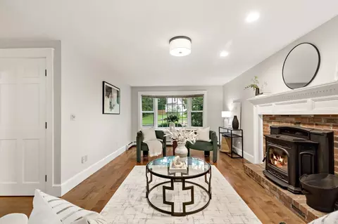 Living - 18 Dinahs Way, Wareham, MA 02571 photo 3 of 4