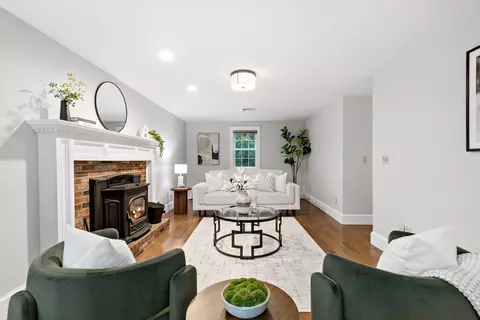 Living - 18 Dinahs Way, Wareham, MA 02571 photo 2 of 4