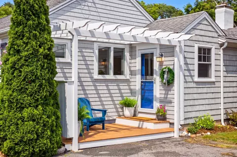 50 Pine St, Falmouth, MA 02556