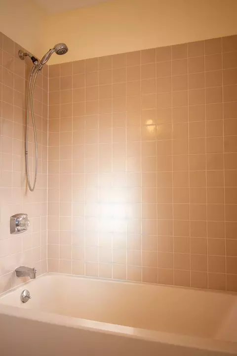 Bath - 604 Beacon Park #604, Webster, MA 01570 photo 3 of 5