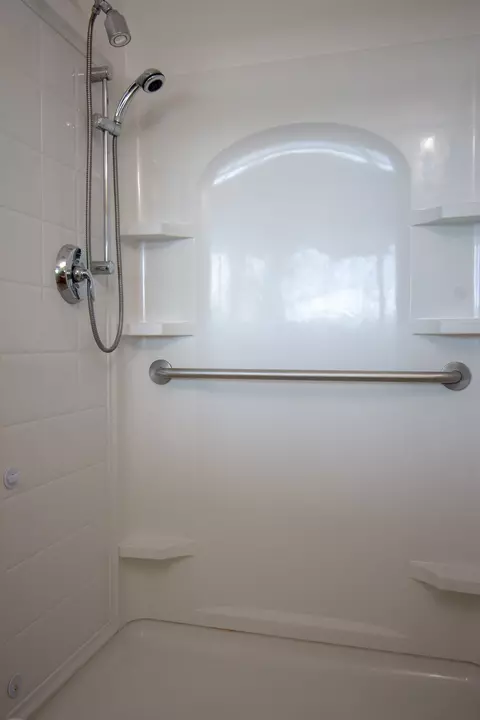 Bath - 604 Beacon Park #604, Webster, MA 01570 photo 1 of 5