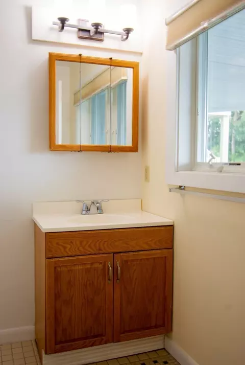 Bath - 604 Beacon Park #604, Webster, MA 01570 photo 4 of 5