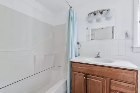 Bath - 4 Cherry St, Wareham, MA 02571 photo 2 of 4