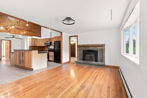 Living - 45 Campbell Dr, Easthampton, MA 01027 photo 7 of 10
