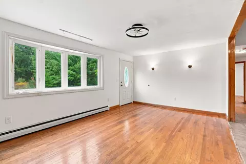 Living - 45 Campbell Dr, Easthampton, MA 01027 photo 5 of 10